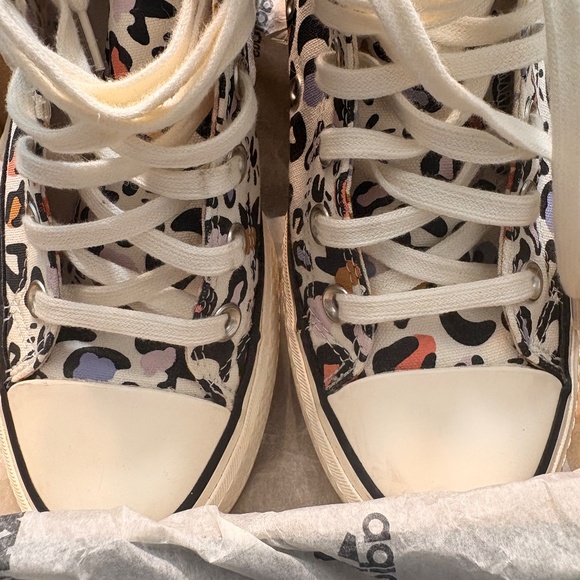 Converse - Picture 5 of 7